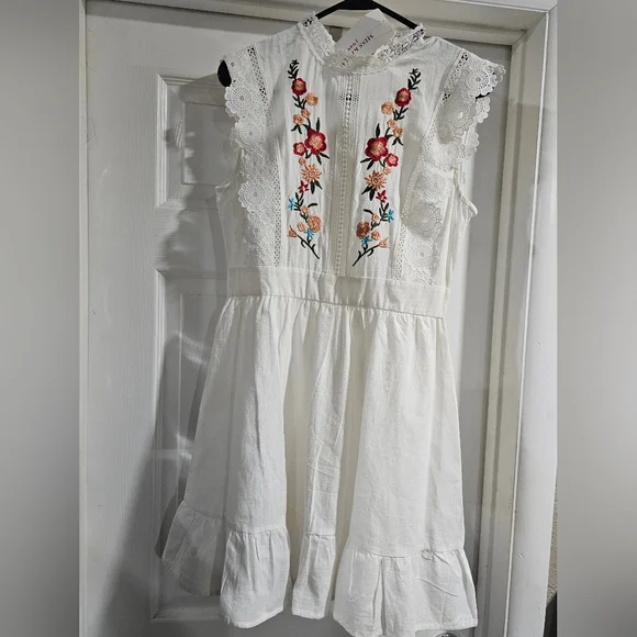 Floral embroidered mexican dress - Picture 1 of 6